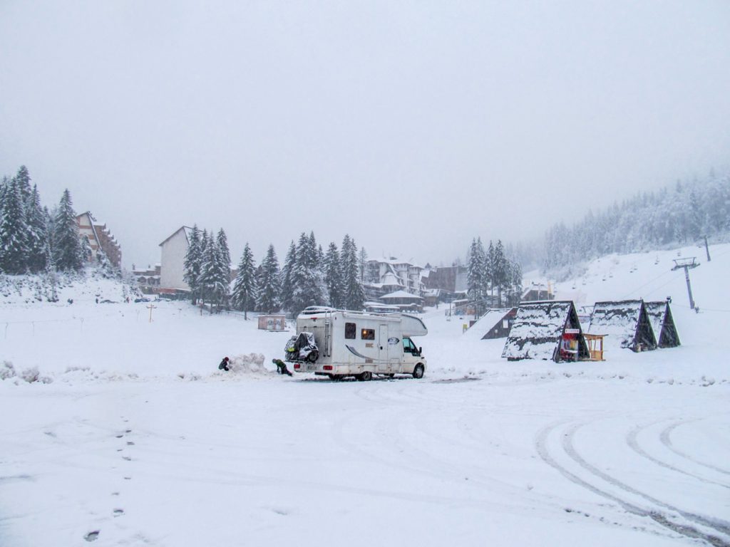 Op sneeuwjacht in de Balkan.