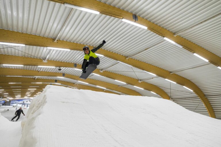 Indoor skipistes met echte sneeuw in België